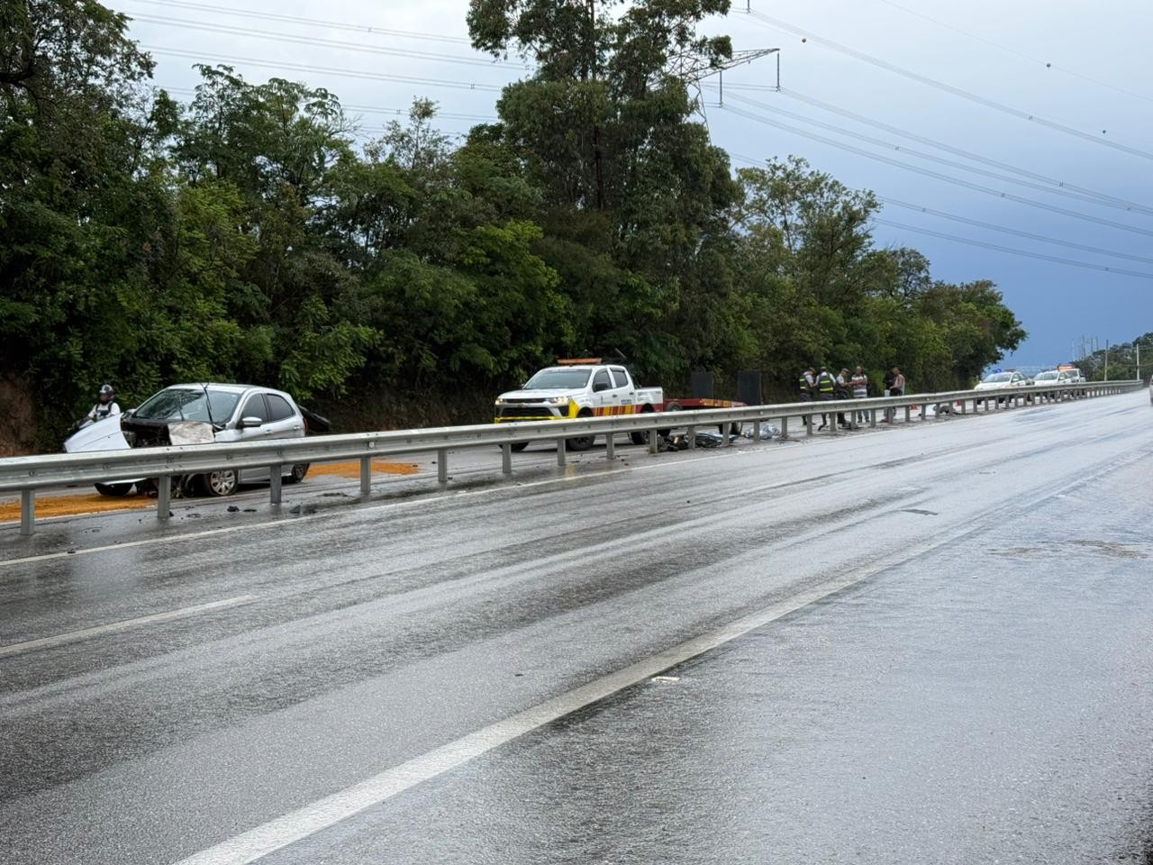 Duas pessoas morrem e três ficam feridas após capotamento na Raposo Tavares em Sorocaba