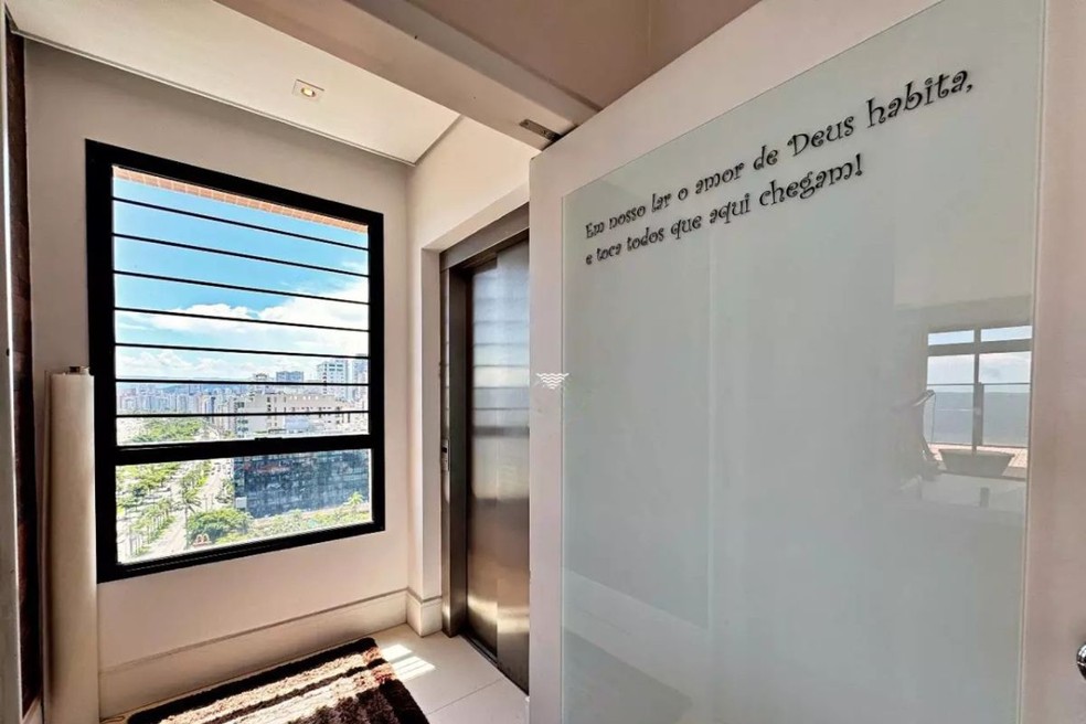 No hal privativo da área gourmet da cobertura vendida pela família de Robinho, há um quadro — Foto: Divulgação/Prime Santos Imóveis