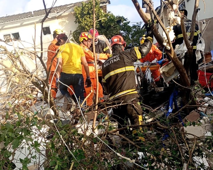 V&iacute;tima &eacute; resgatada de pr&eacute;dio que foi destru&iacute;do ap&oacute;s explos&atilde;o em Macei&oacute;