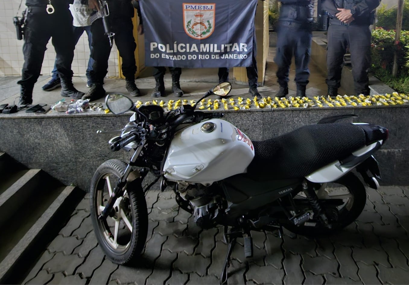 Motocicleta roubada é recuperada e duas pessoas são presas em Três Rios