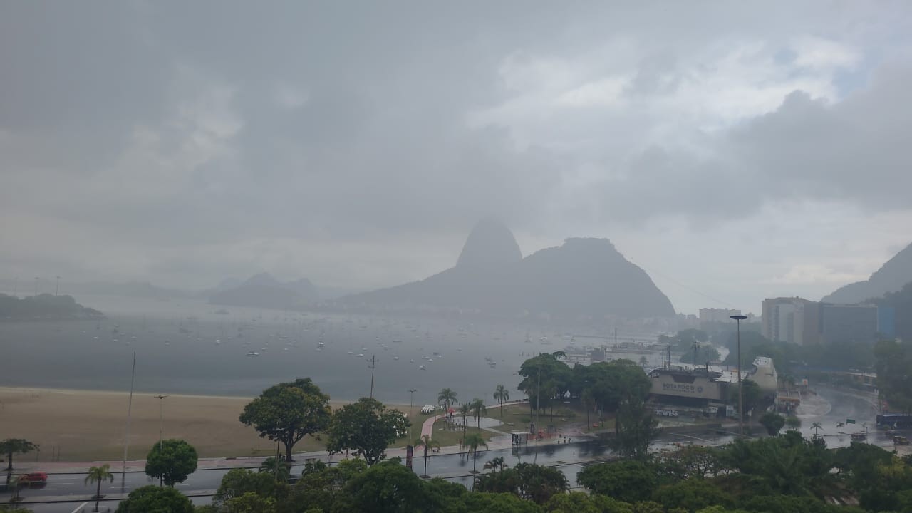 Chuva no RJ causa alagamentos, queda de árvores e problemas no trânsito