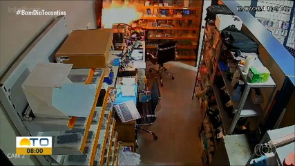 Câmera de segurança registra momento em que celular explode em loja de assistência técnica