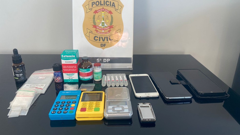 Frascos de Ketamina, comprimidos de drogas sintéticas e um frasco contendo lidocaína, encontrados em residência de servidor da OAB, preso por tráfico de drogas, no DF — Foto: PCDF/Divulgação