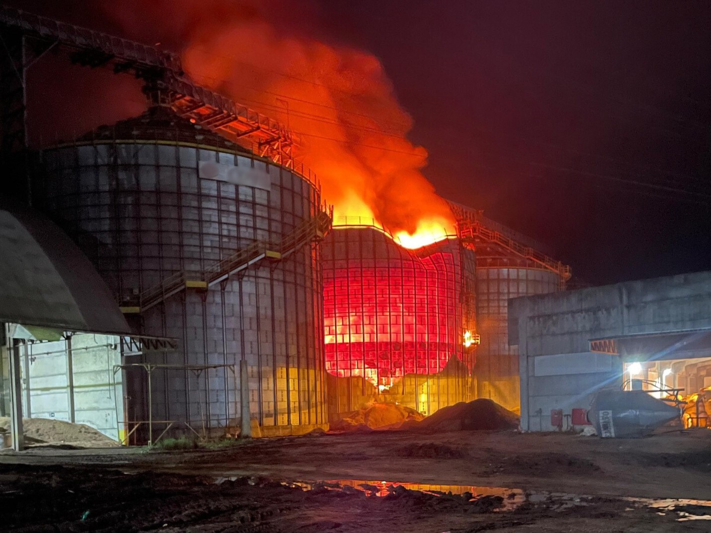 Incêndio atinge silo de empresa de grãos no RS; estrutura corre risco de desabamento, dizem bombeiros