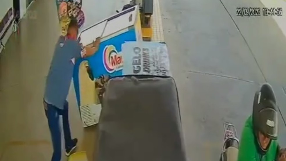 Ventania arrasta até freezer na cidade de Cedro, no interior do Ceará — Foto: Reprodução