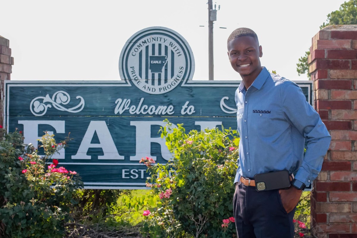 Jovem de 18 anos é eleito prefeito de cidade no Arkansas, nos EUA