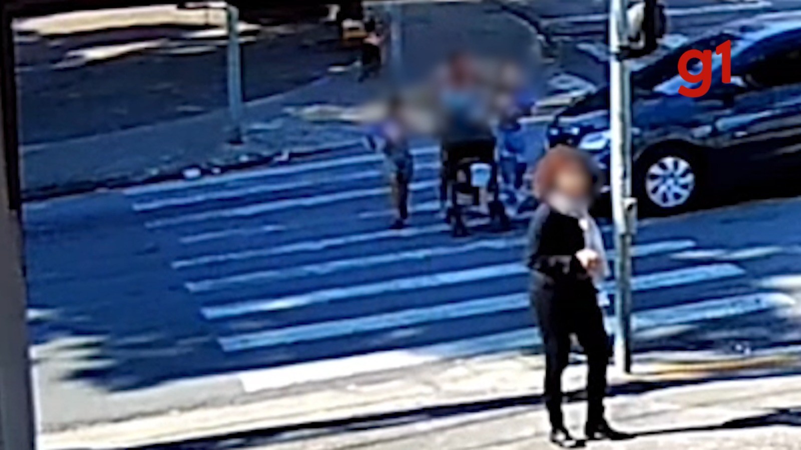 VÍDEO flagra mãe e crianças sendo atropeladas por carro em São José dos Campos, SP