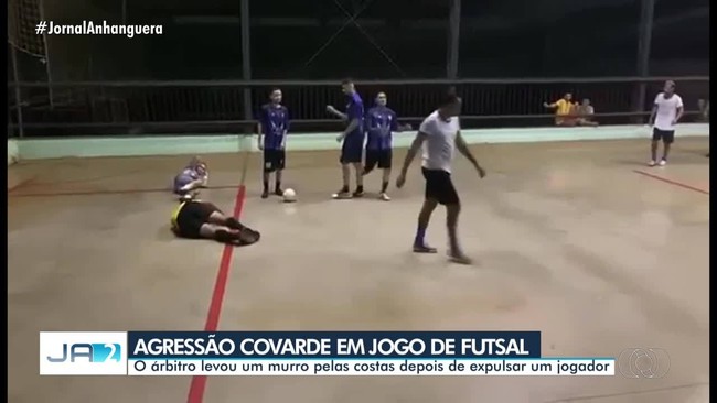 Jogador d soco e faz rbitro desmaiar aps ser expulso de jogo em Goinia