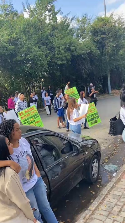 Parentes fazem protesto em fórum de Ribeirão das Neves durante audiência de acusado de chacina em padaria