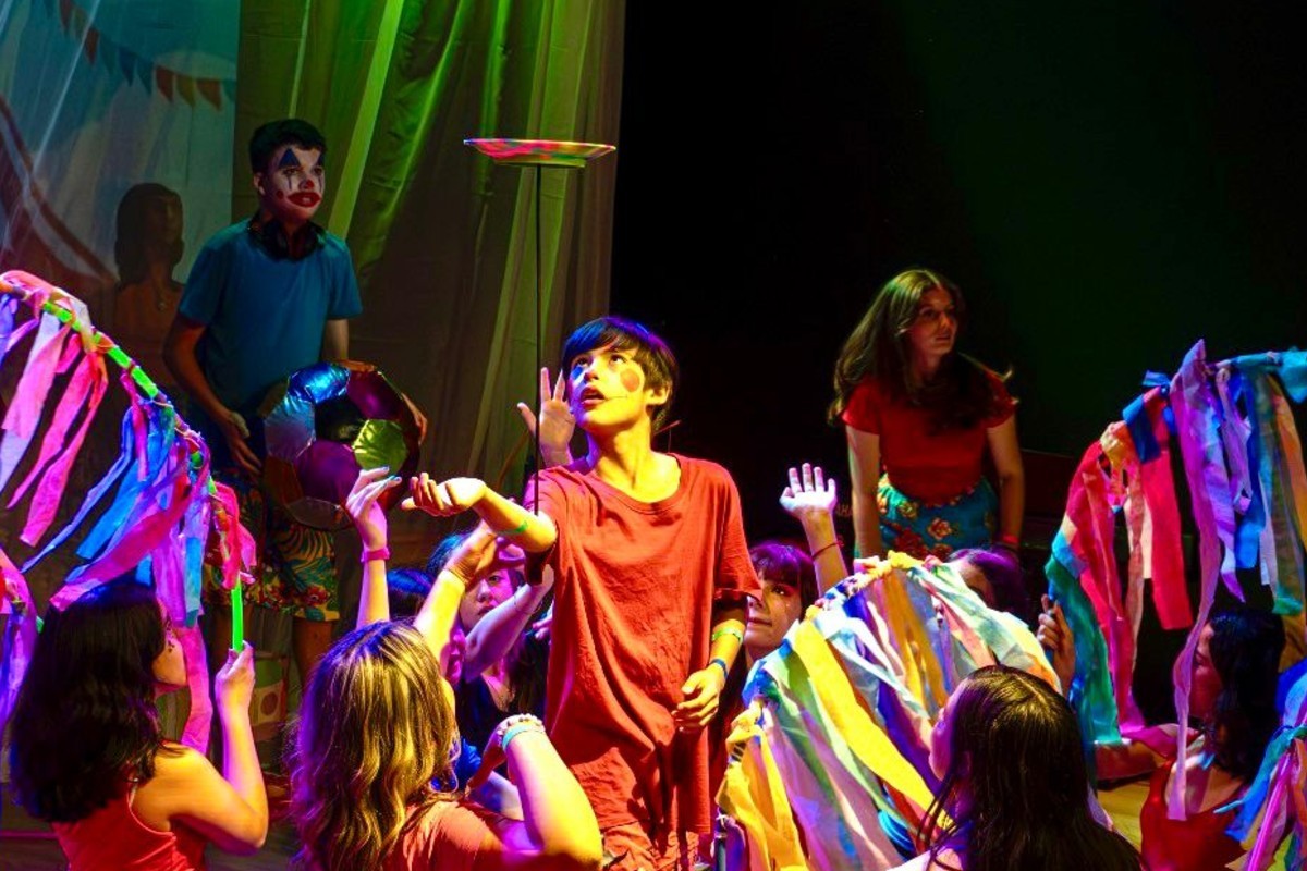 Curso gratuito de teatro abre vagas com bolsas para crianças em Campo Grande