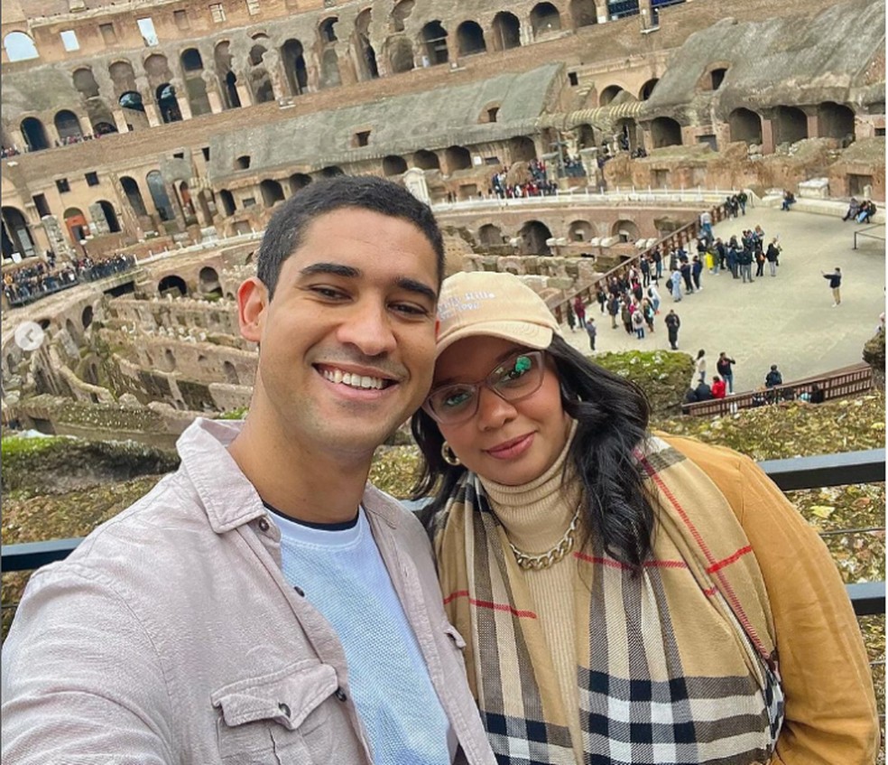 César e a esposa no Coliseu, em Roma, na Itália, antes de viajarem para a Suíça — Foto: Redes sociais