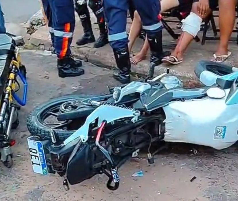 Carro avança preferencial e atinge motociclista e pedestres no bairro Mapiri