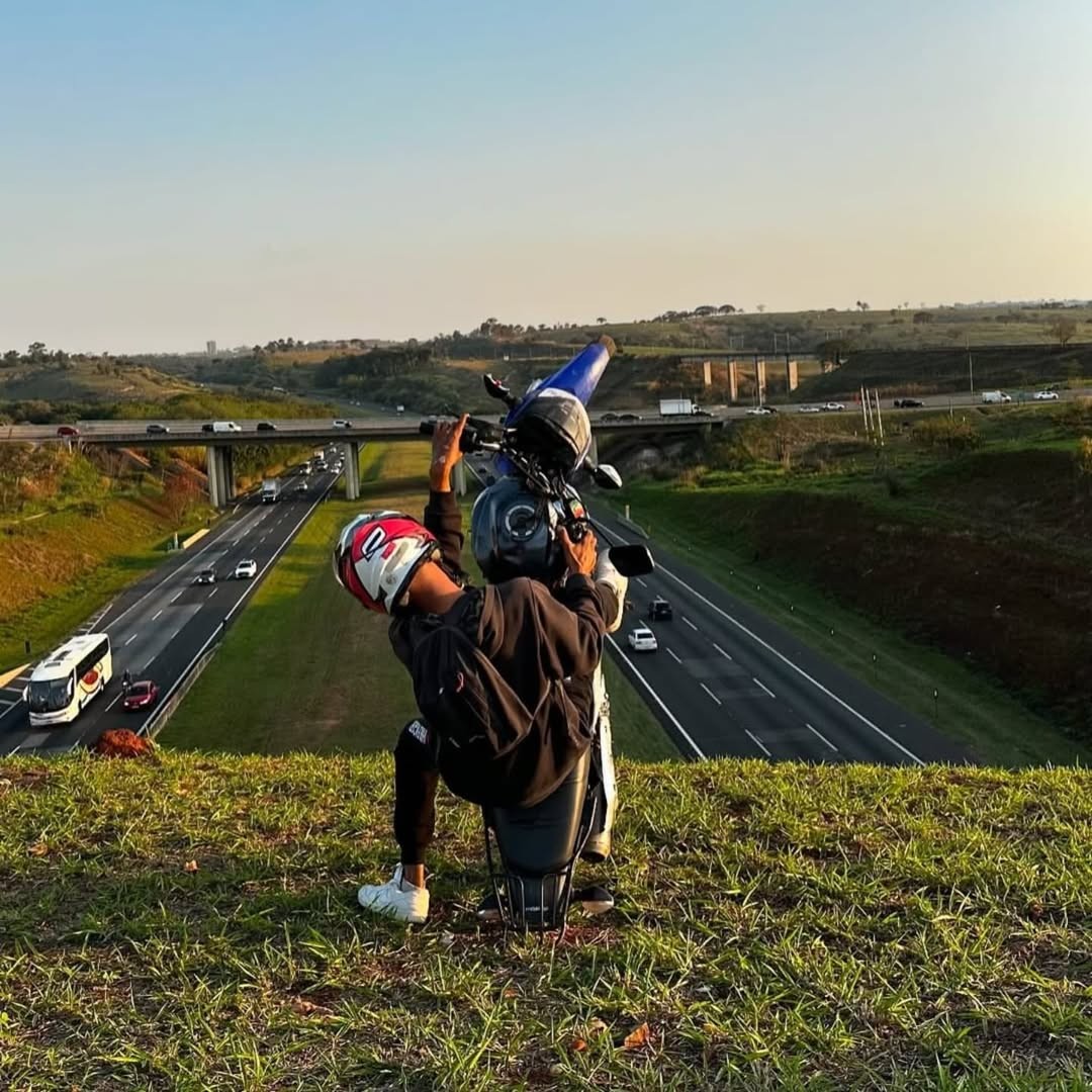 Justiça concede liberdade provisória para 'influencer' conhecido por manobras perigosas de moto