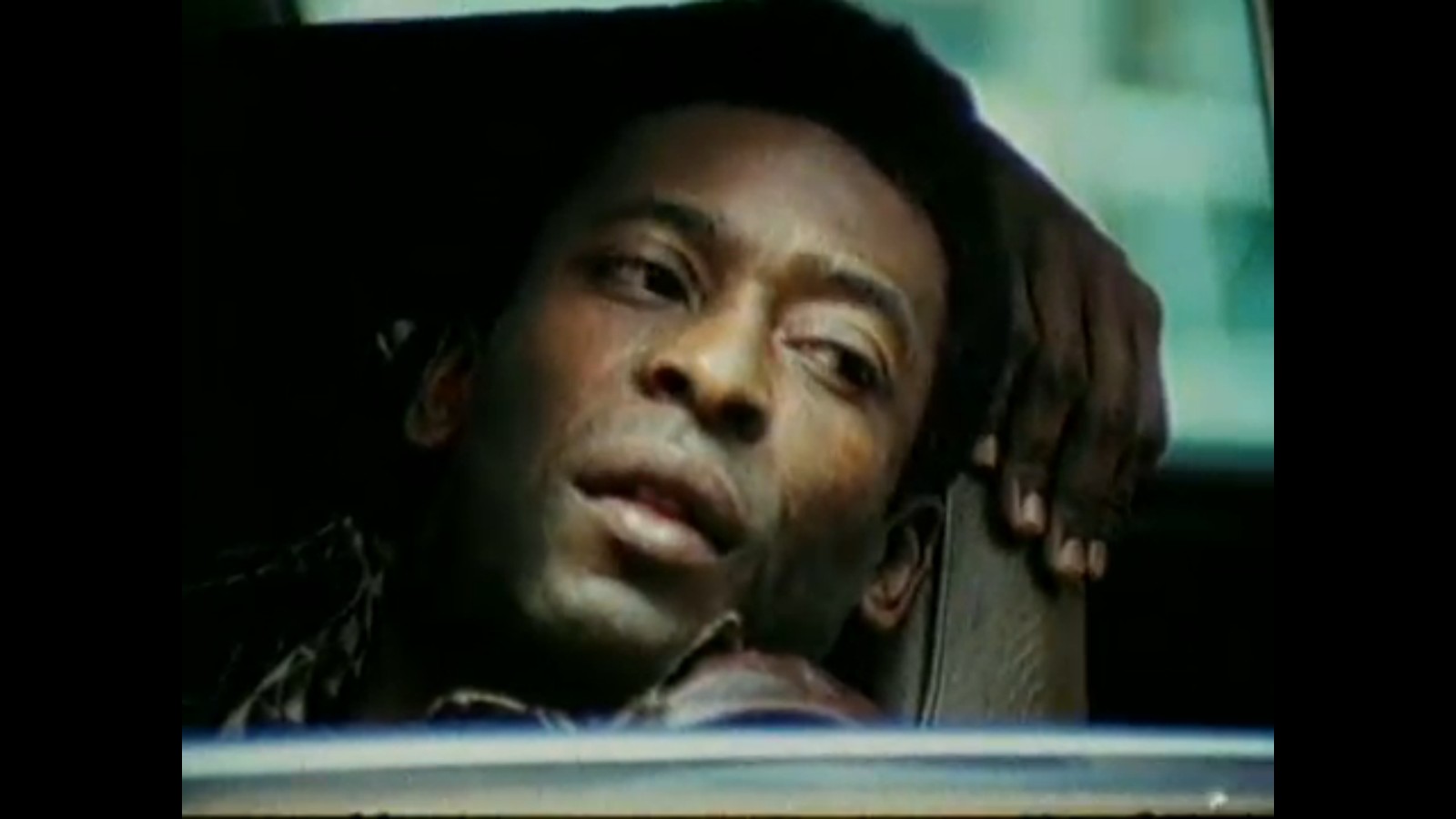 É #FAKE vídeo de Pelé fazendo 'profecia' sobre hexa para o Brasil e taça erguida por jogador do Santos; áudio foi criado com IA