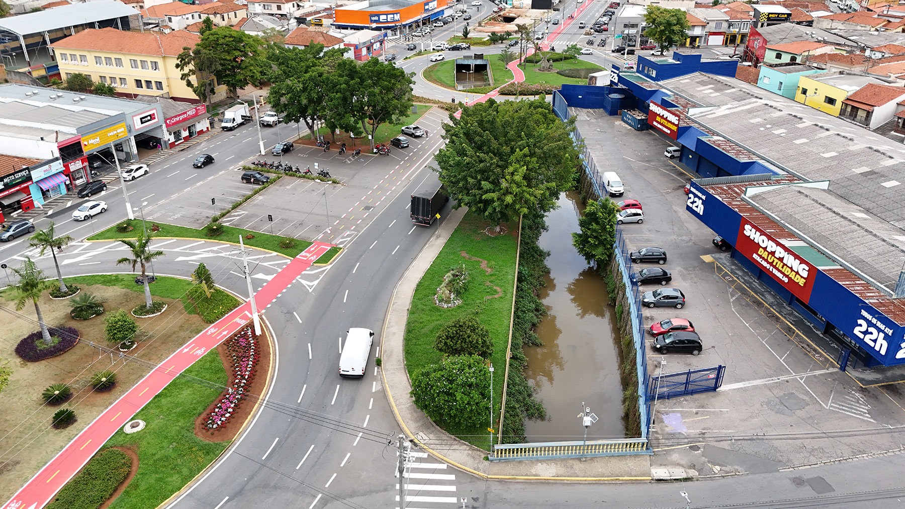 Bragança Paulista reforça prevenção de enchentes com limpeza de ribeirões
