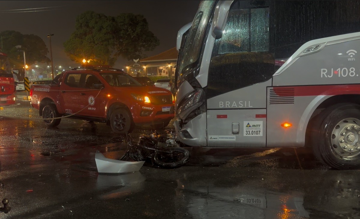 24-year-old man dies after colliding head-on with a bus in Araruama