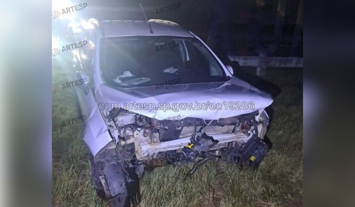 Mulher morre e três pessoas ficam feridas após carro sair da pista e bater contra sistema de drenagem no interior de SP