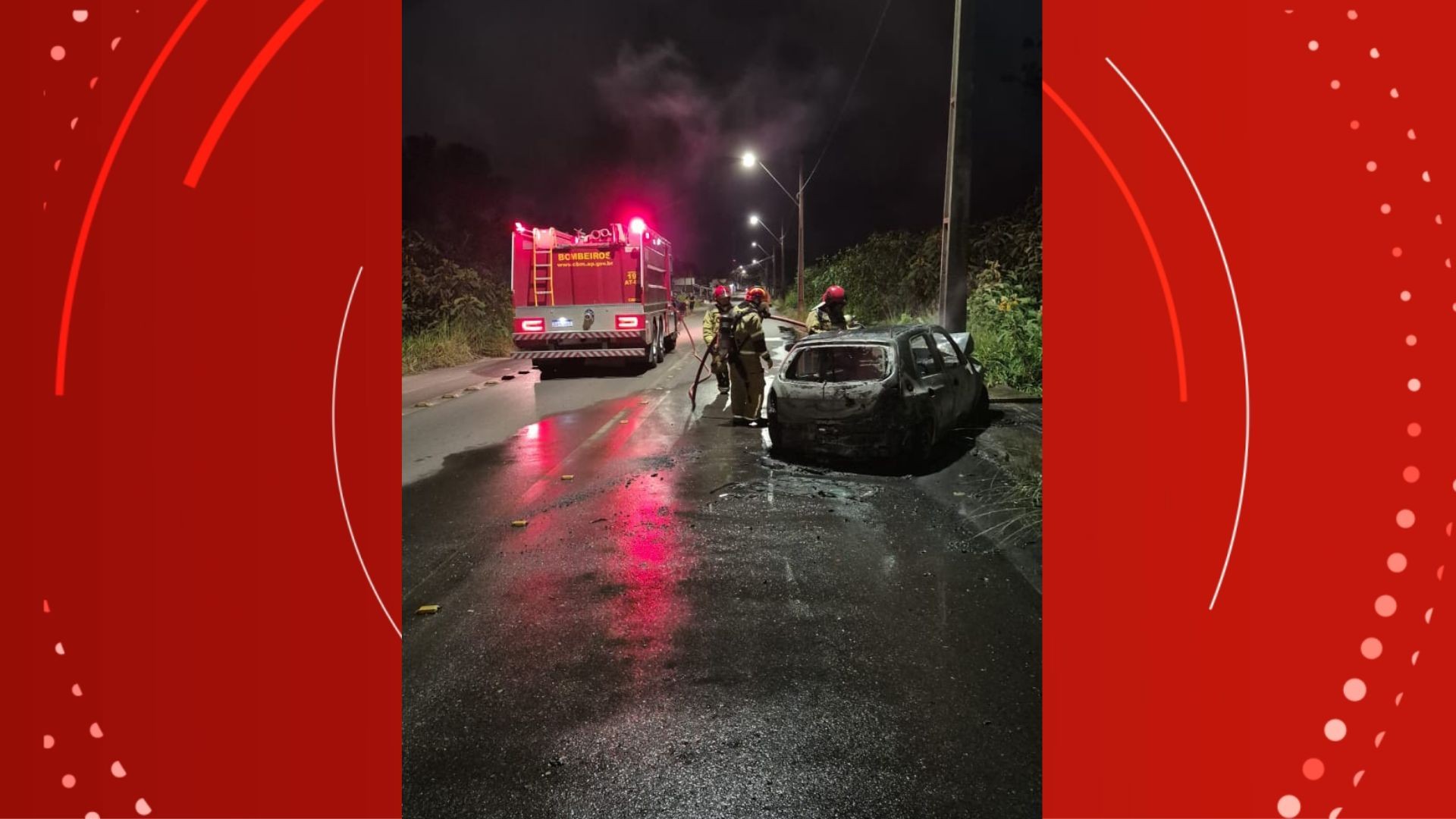 Carro fica destruído após bater em poste e pegar fogo em Macapá