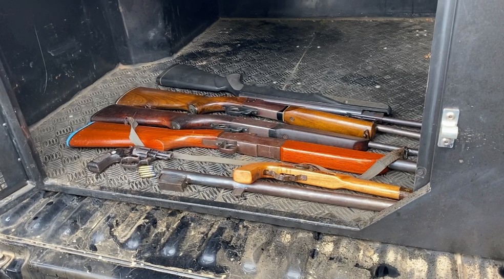 Armamento apreenido na residência do suspeito — Foto: Reprodução