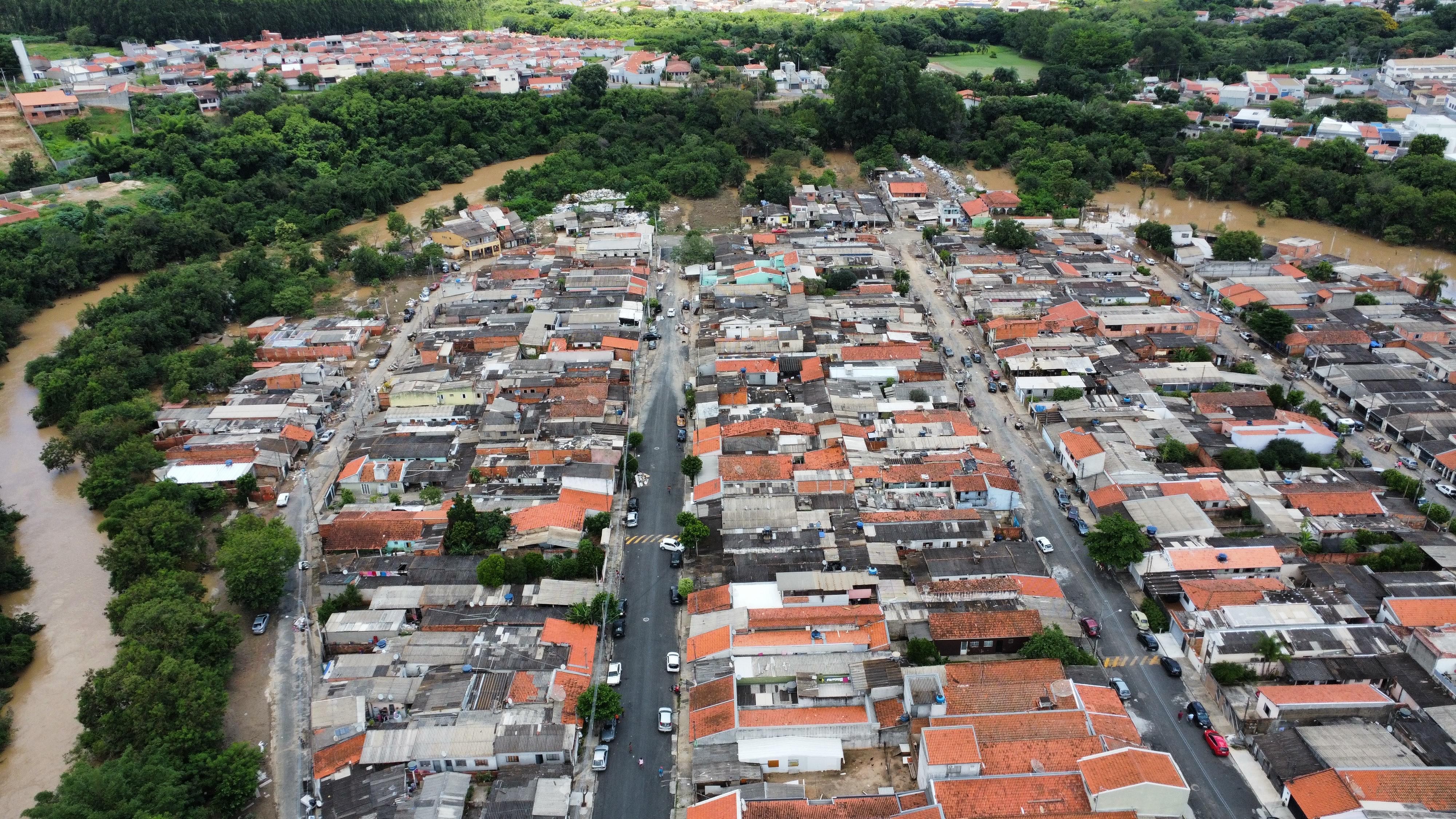 Nível do rio baixa e moradores começam limpeza e reconstrução em Capivari 