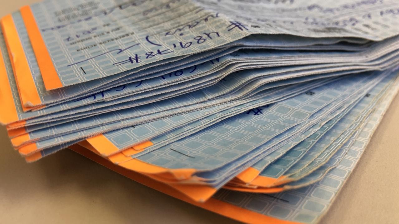 Uso do cheque 'mingua' após PIX, mas ainda resiste entre consumidores | G1