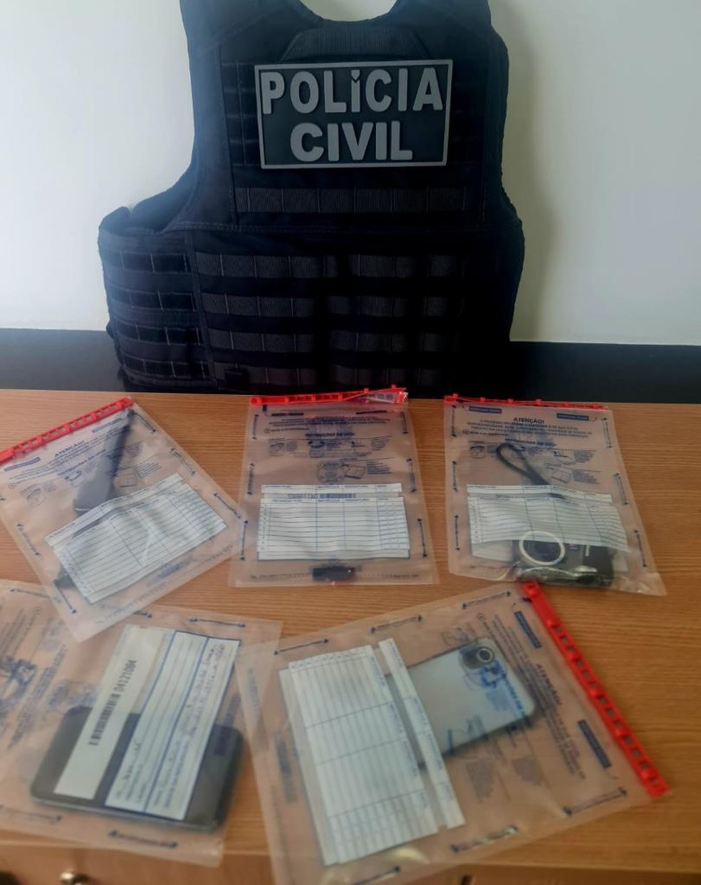 Ordens judiciais cumpriram apreenses de aparelhos celulares, slots de armazenamento de dados, Pen Drives, e outros dispositivos informticos  Foto: Polcia Civil 