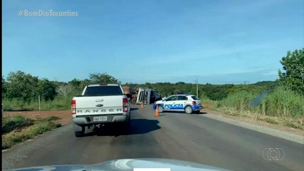 Carreta tomba em acidente entre Palmas e Porto Nacional