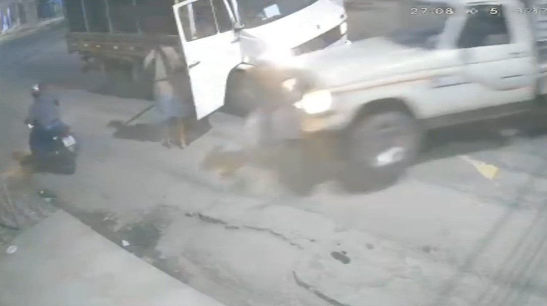 Câmera registra momento que adolescente suspeito de assalto é atingido por caminhão em Lagoa Seca; veja vídeo