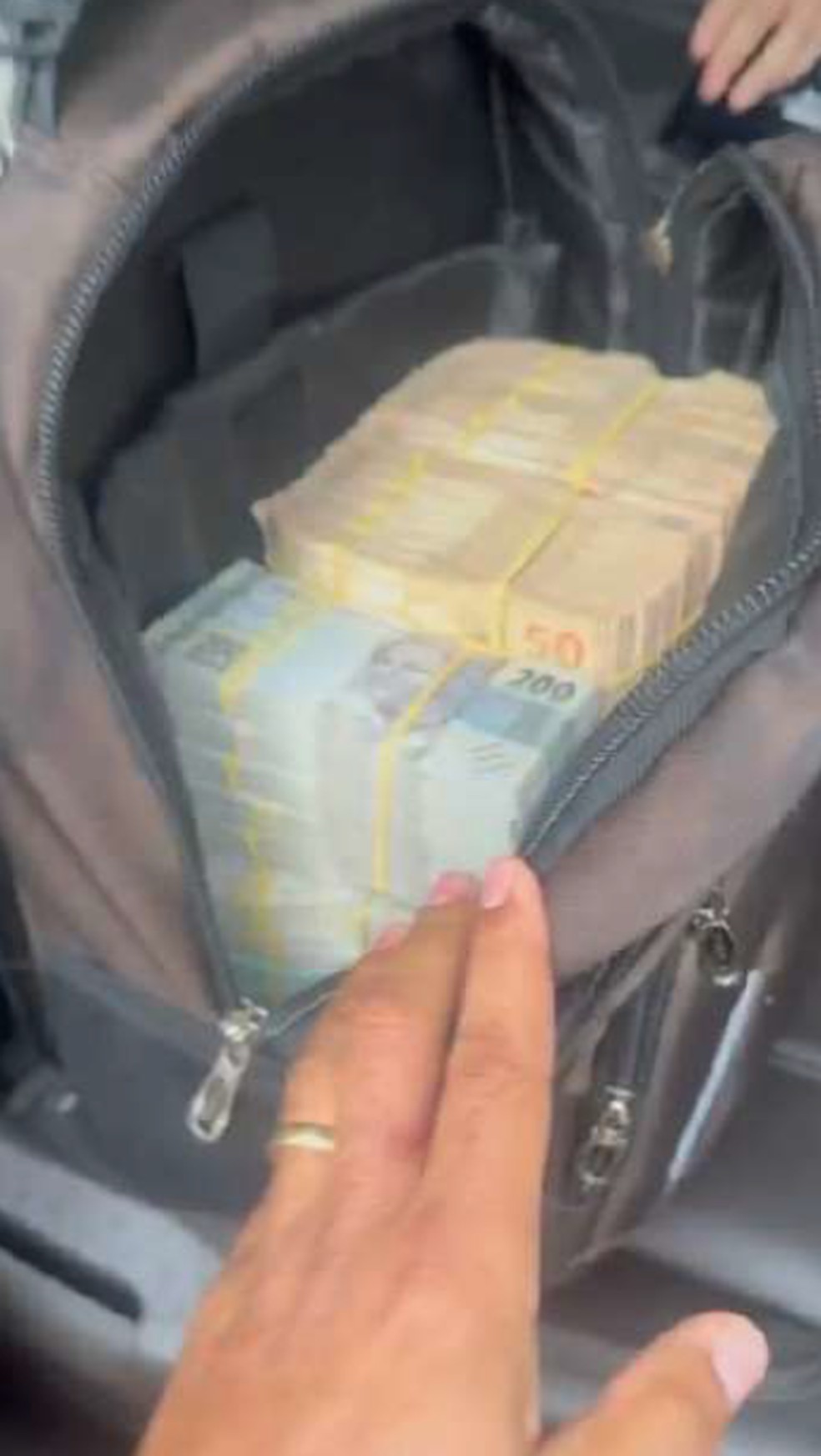PF apreende mochila com R$ 500 mil sacados em Belém. — Foto: Reprodução / PF