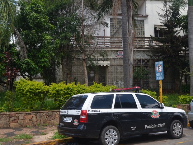 Mulher é presa por suspeita de matar o marido asfixiado após ser agredida em Rio das Pedras