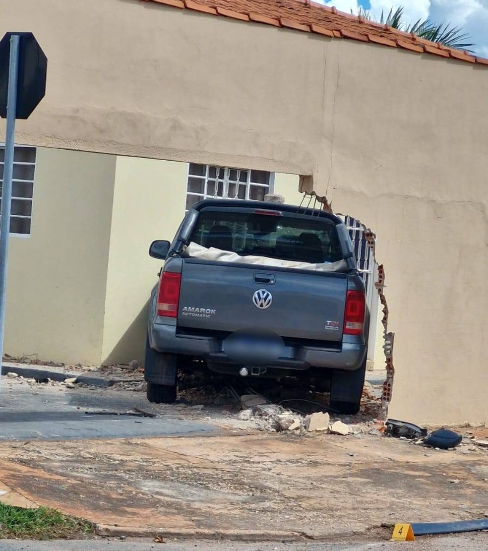 Caminhonete atravessou o muro de uma casa — Foto: Guarda Municipal de Várzea Grande
