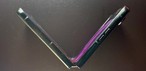 Motorola Razr 60 Ultra semiaberto, visto de lado