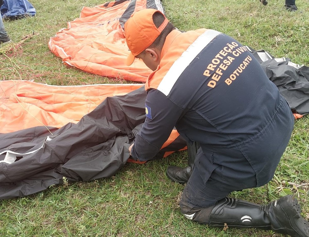 Piloto de paraglider morre após sofrer acidente durante voo em Botucatu — Foto: Divulgação/Defesa Civil