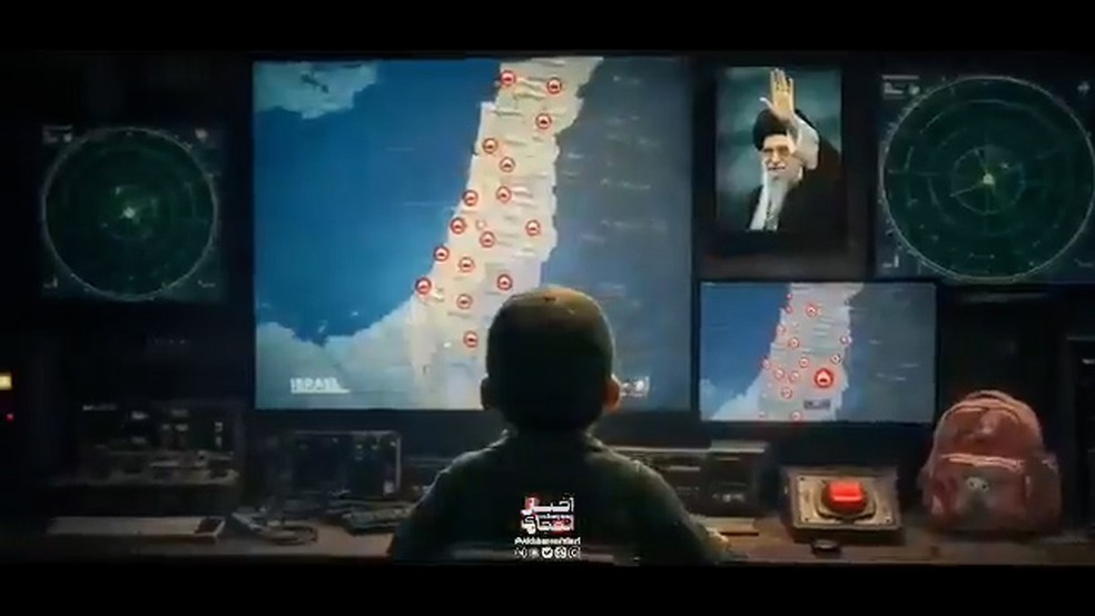 Irã escolhendo alvos de ataque com foto de Ali Khamenei, líder supremo do país morto no primeiro dia de guerra — Foto: Revayat-e Fath / Divulgação