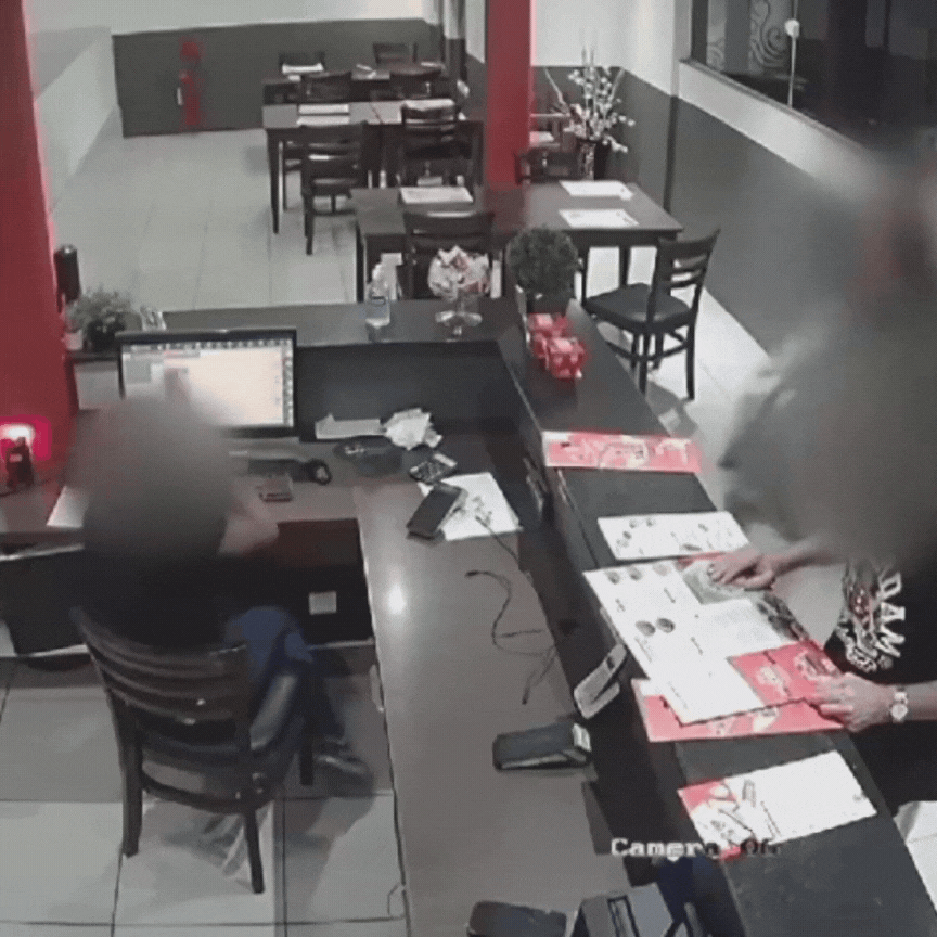 Cliente arremessa comida contra atendente de fast food após alegar erro em pedido em SC; VÍDEO