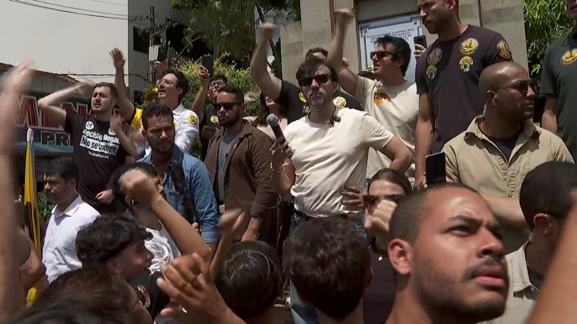 Renan Santos critica Flávio Bolsonaro em Franca, SP, e diz que tarifaço destrói polo calçadista