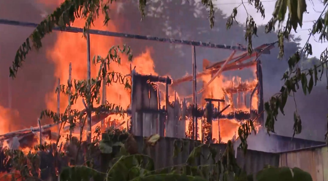 FOTOS: Incêndio em Manaus destrói casas e afeta ao menos 30 famílias