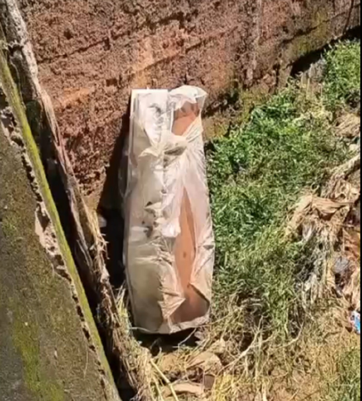 Muro de funerária cede com chuva e caixões caem na água em MG; veja VÍDEO