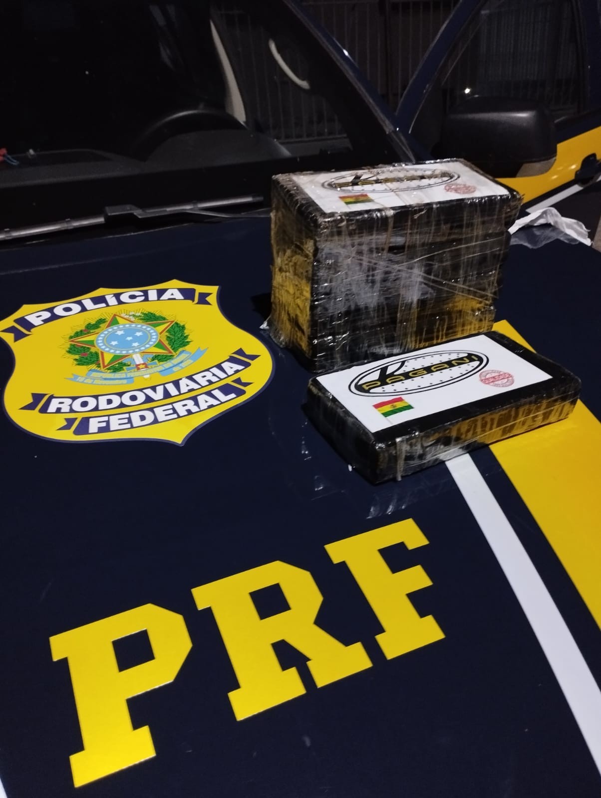 PRF apreende 5,5 quilos de cocaína atrás de banco de motorista na BR-365