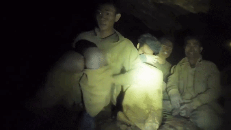 Cinco das 7 pessoas presas em caverna no Laos são encontradas com vida; veja momento em VÍDEO