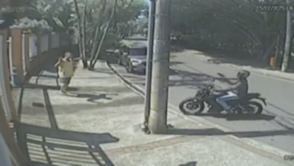 Armado, motociclista rende pedestre que passava pela rua Rogério Karp — Foto: Reprodução/TV Globo