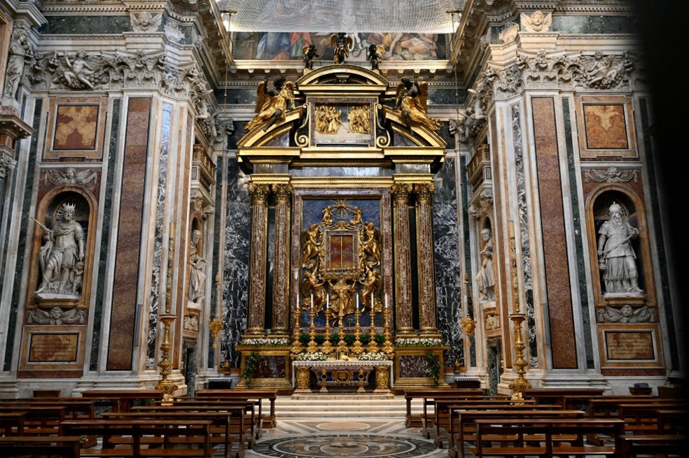 Altar da Basílica de Santa Maria Maggiore, no centro de Roma, onde o papa Francisco será enterrado. — Foto: Alberto Pizzoli/AFP