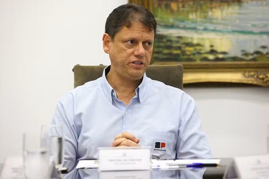 Tarcísio envia à Alesp projeto de reajuste salarial de 10% e plano de carreira para polícia após pressão da categoria