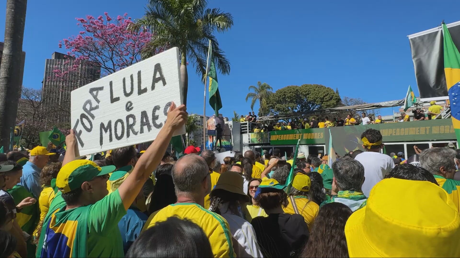 Apoiadores de Jair Bolsonaro fazem ato na Praça da Liberdade, em BH