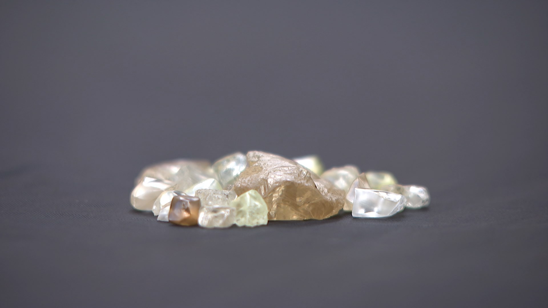 Valor do diamante é definido, dentre vários aspectos, pela cor