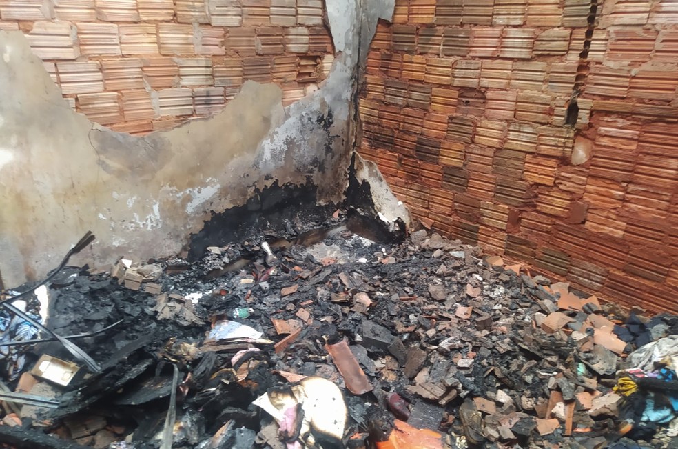 Casa pega fogo no bairro do João Paulo em São Luís; veja imagens — Foto: Divulgação/CBMMA