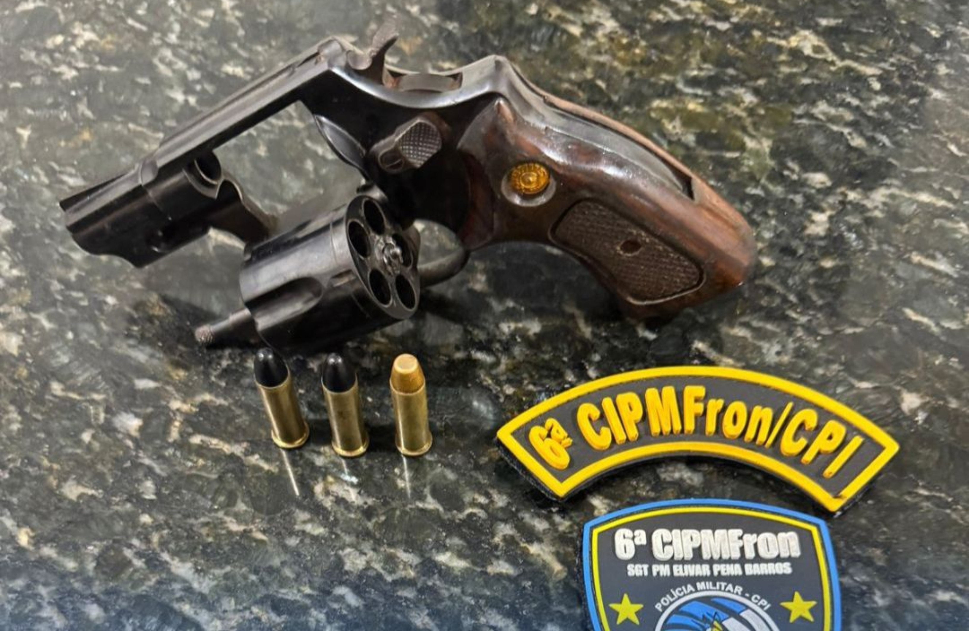 Homem é preso após ameaçar pessoas com arma em bar e xingar policiais em São Luiz 