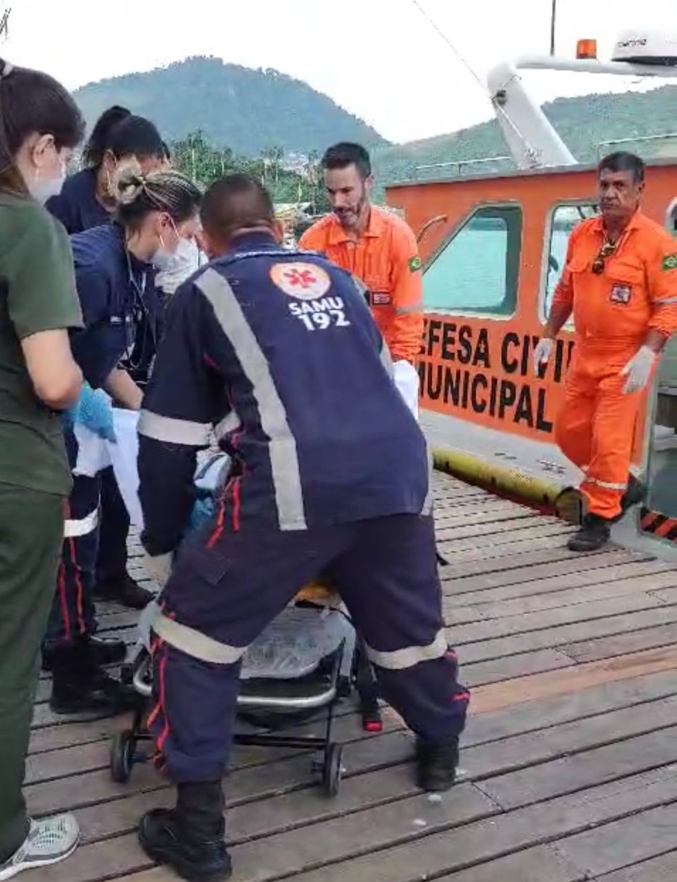 Vítima de acidente com táxi-boat na Ilha Grande sendo transportava para hospital — Foto: Divulgação/Defesa Civil