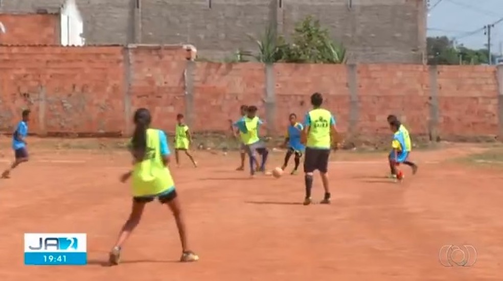 As crianças jogam futebol na escola