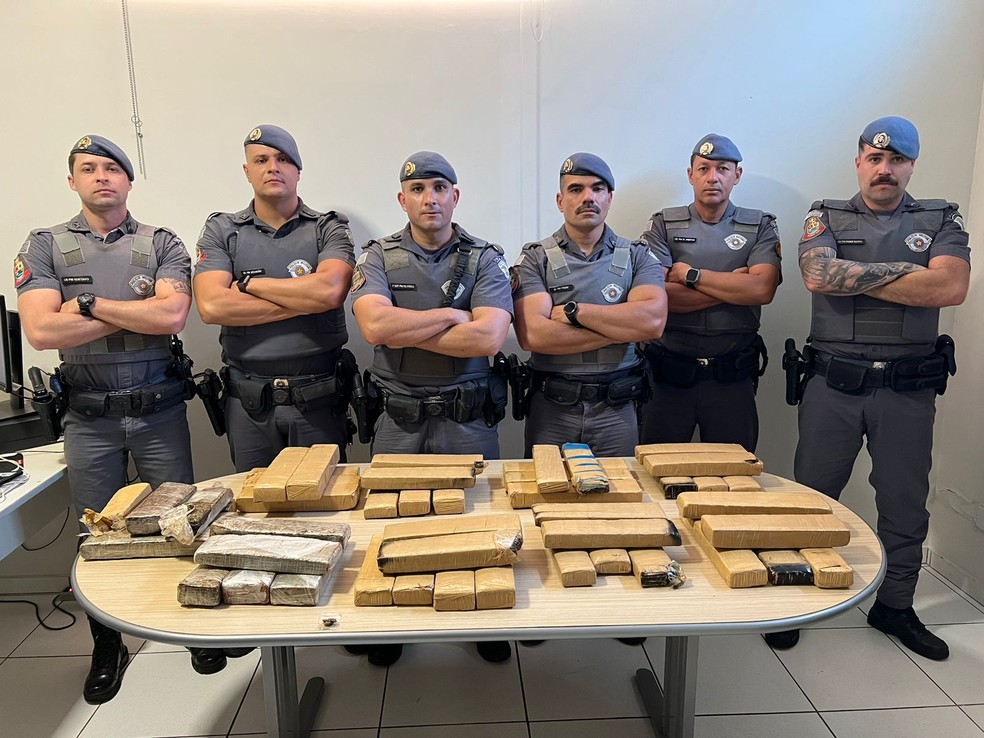 O homem foi preso após ser flagrado com porções de maconha em casa, em Piraju (SP) — Foto: Polícia Miliar/Divulgação